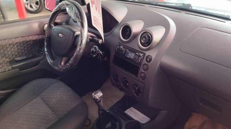 FORD - FIESTA - 2004/2004 - Preta - R$ 24.900,00