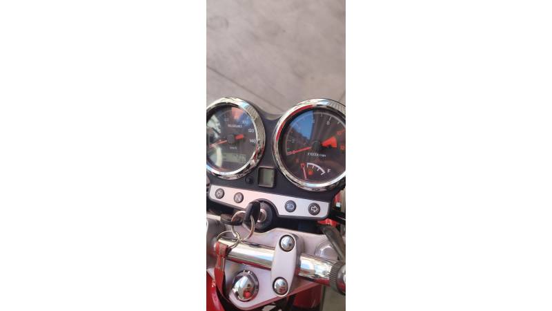 SUZUKI - GSR - 2015/2016 - Vermelha - R$ 11.900,00